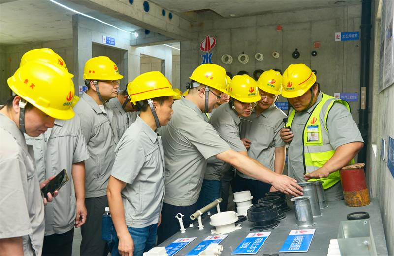 为进一步推进优质客户高效履约，提升交付品质、达成客户满意，2025年6月25日，4001百老汇建设集团在上海组织召开2025年越秀地产、华润置业客户履约推进会。